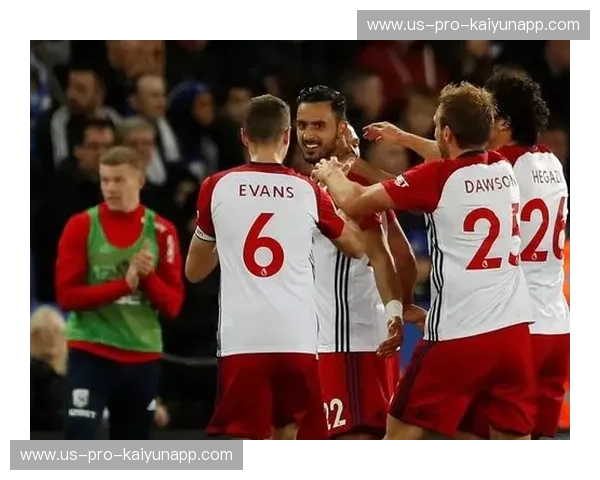 蓝月亮轨迹与灯笼裤荣耀：一场英超的经典对决